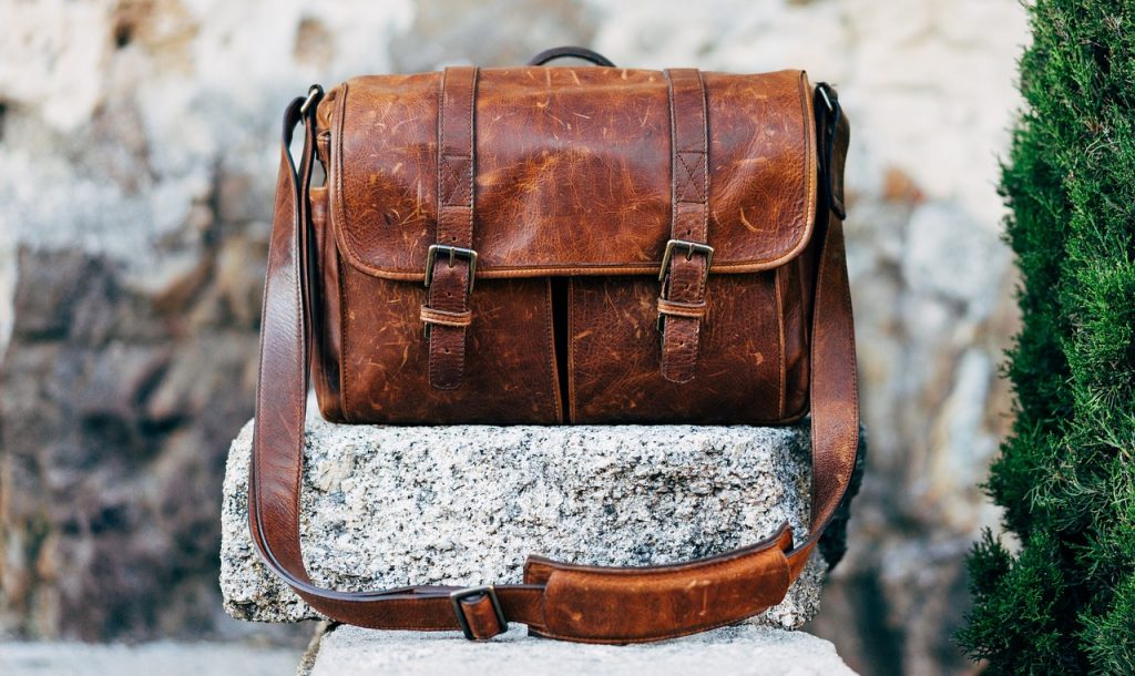 3 façons de porte un sac à dos vintage